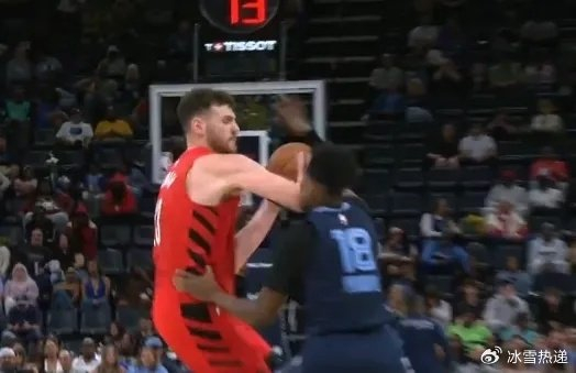 电子PG官网-杨瀚森队友被驱逐！克林根肘击普罗斯珀 被吹罚二级恶犯离场|开拓者|持球|德里克-罗斯|波特兰开拓者队|杨翰森_新浪体育_新浪新闻