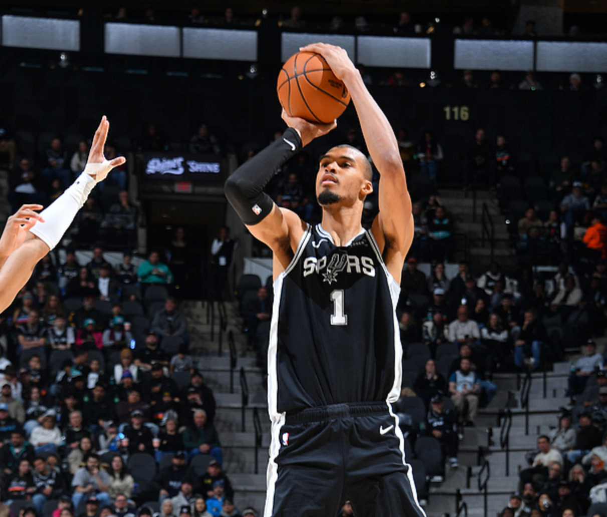 电子PG官网-西部最新排名：勇士创NBA奇迹，湖人收大礼，雷霆爆冷连败